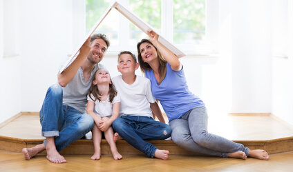 Familie träumt vom eigenen Haus